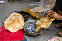 Galette de riz souflés cuit sur braises au marché public de Ye