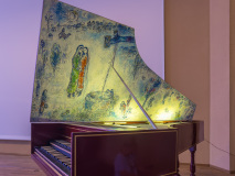 Clavecin peint par Marc Chagall, au musée Chagall.