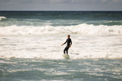 Surfeur sur la plage d'Odeceixe