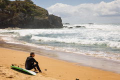 Surfeur sur la plage d'Odeceixe