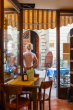 Jeune serveuse vue de l'intérieure d'un bistrot d'Orvieto, Ital