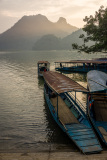 Embarquations sur les rives du lac Ba Be à l\'aube..