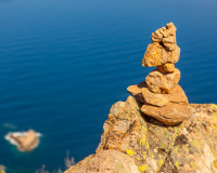 Cairn, prononcé [kεʁn], ou montjoie,