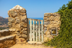Mur de pierres et porte de planches défraichies
