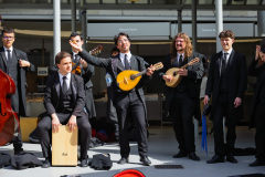 Groupe d'étudiants universitaires jouant au marché publique de