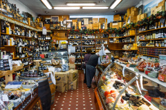 Intérieur de l'épicerie Comer e Chorar por Mais. R. Formosa 30