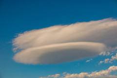 Nuages lenticulaires ou Altocumulus lenticularis.