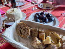 Fromage corse, figues et pain.