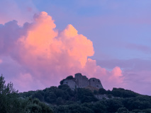 Coucher de soleil sur des ruines du château de Rogliano.