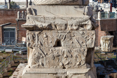 Le piédestal de la colonne de Trajan (en latin : Columna Traian