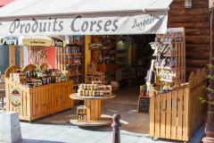 Étalages à l'extérieur d'une boutique de produits corses.