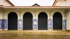 Azulejos sur la façade du marché de Santarem.