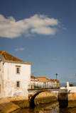 Vue matinale sur le pont romain à Tavira.