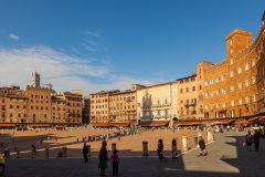 Piazza del Campo, place médiévale en briques entourée d'édif