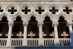 Détails d'une balustrade du Palis des doges, place St-Marc à V