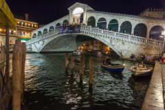 Le pont Rialto la nuit à Venise en Italie.