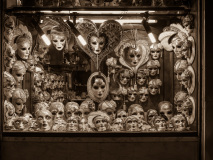 Vitrine d'une boutique vénitienne emplie de masques de carnaval