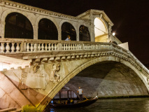 Le pont Rialto de Venise, Italie en soirée. Trois touristes son