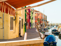 Rue de Burano en Italie. Les maisons colorées donnent l'impress