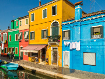 Un restaurant  jaune de Burano à Venise en Italie est entouré