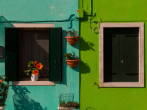 Le contraste de ces maisons de Burano en Italie est mis en évid
