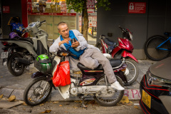Un vietnamien relaxant sur sa moto. Hanoi, Vietname du Nord.