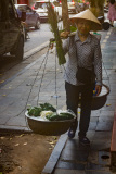 Une marchande ambulante dans les rues de Hanoi