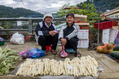 Deux jeunes vietnamiens au marché public de Bao Lac.