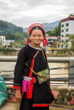Une vieille dame dans son costume traditionnel au marché public
