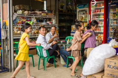 Des jeunes enfants s\'amusant des photographes dams un commerce
