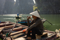 Un guide vietnamien s\'avourant son thé.
