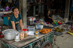Une marchande de beignets au marché de Yen Mac, district rural