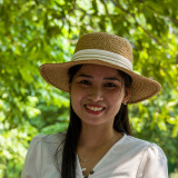 Une serveuse souriante au restaurant Lotus Garden à Ninh Hải,